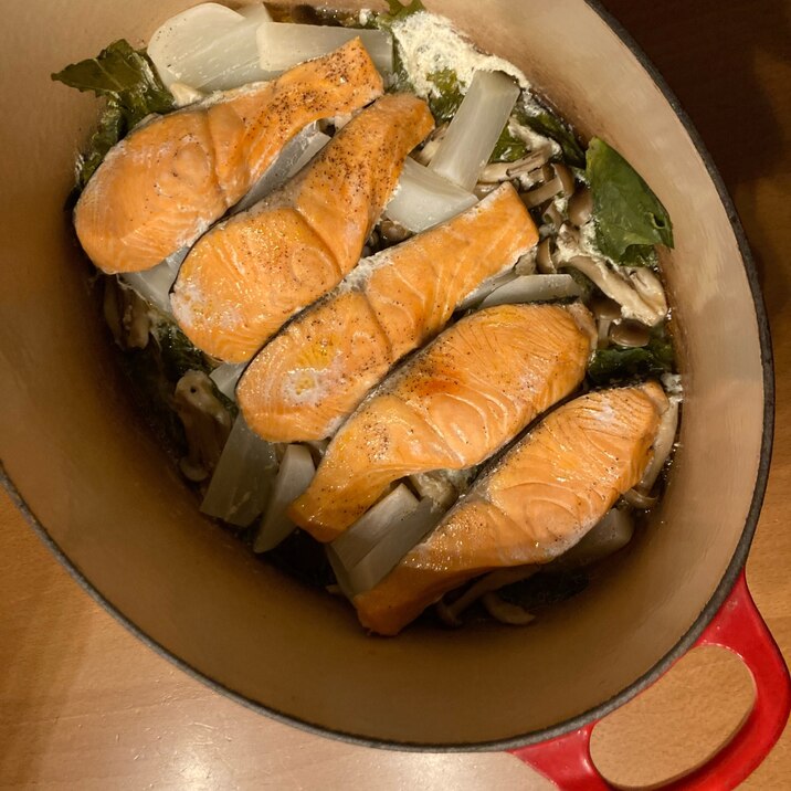 ヘルシーほったらかしー!カブと鮭のミルク蒸し